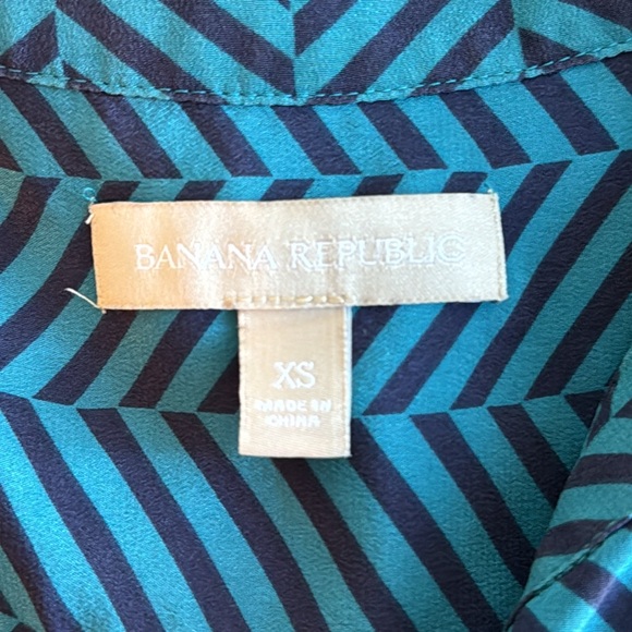 Banana Republic women’s silk sleeveless geometric pattern blue blouse, size XS - Picture 13 of 14